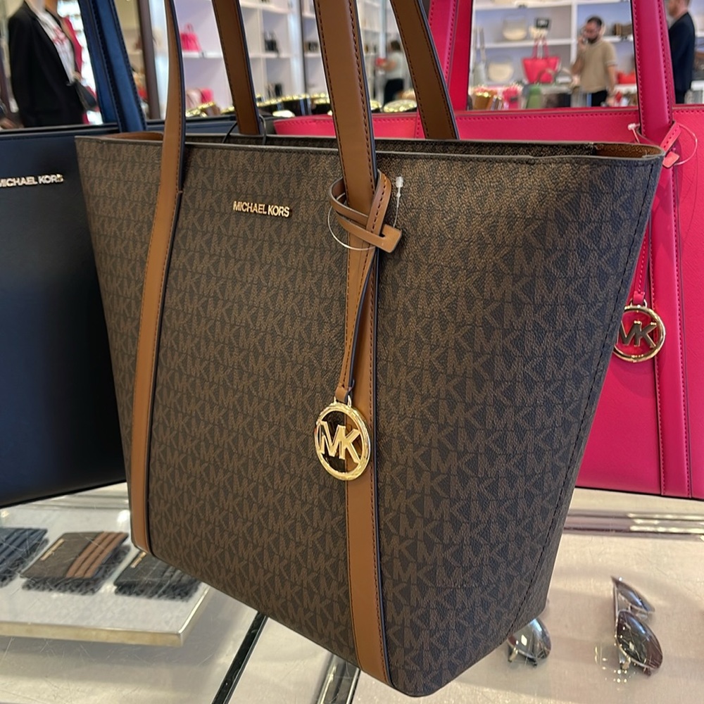 MICHAEL KORS
Pratt Large Signature Logo Tote Shoulder Bag
COLOR BROWN
NWT - Picture 4 of 16